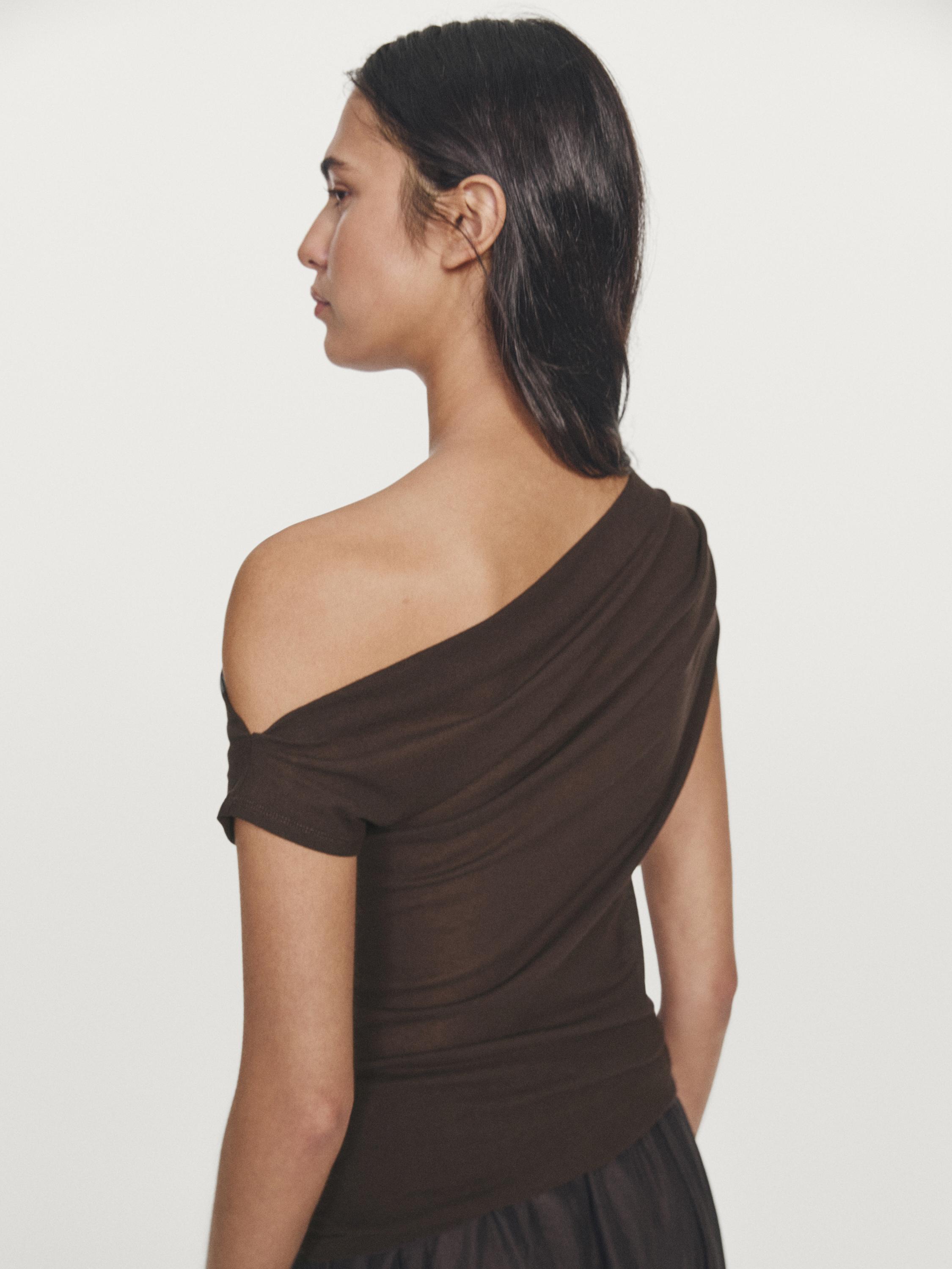 Sleeveless asymmetric top